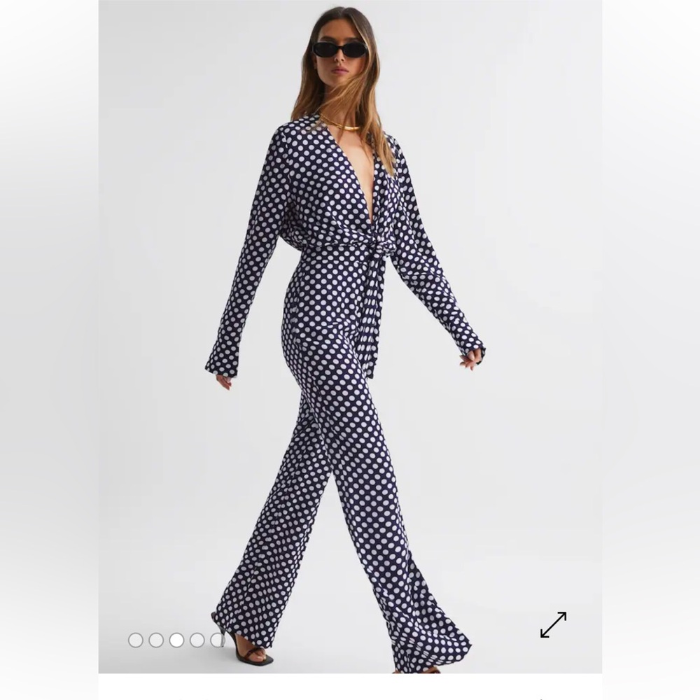Reiss FRANCES
WIDE LEG POLKA DOT JUMPSUIT IN NAVY
Size 2